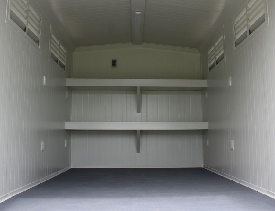 Interior de la bodega móvil BARIBOX con repisas