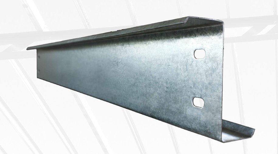 Polín Z de acero galvanizado con perforaciones